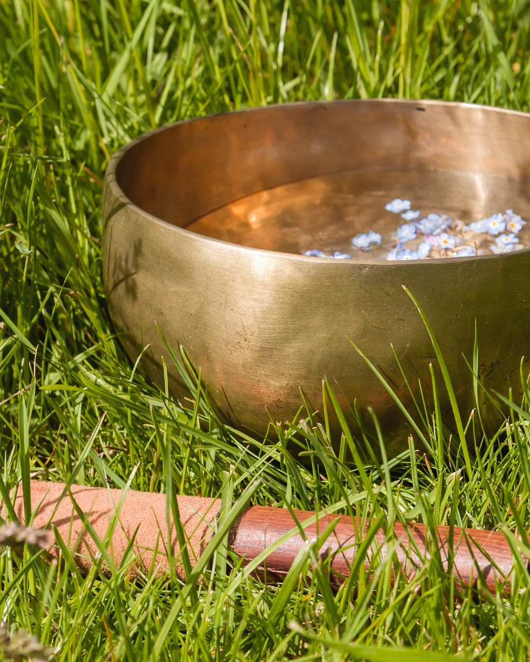 bild på ett tänt ljus och en buddha