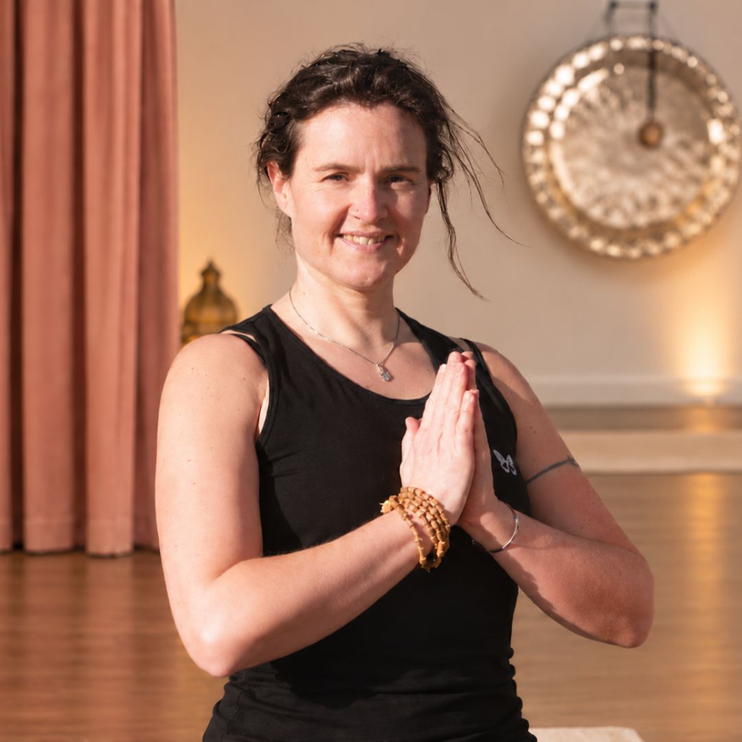 bild på ett tänt ljus och en buddha